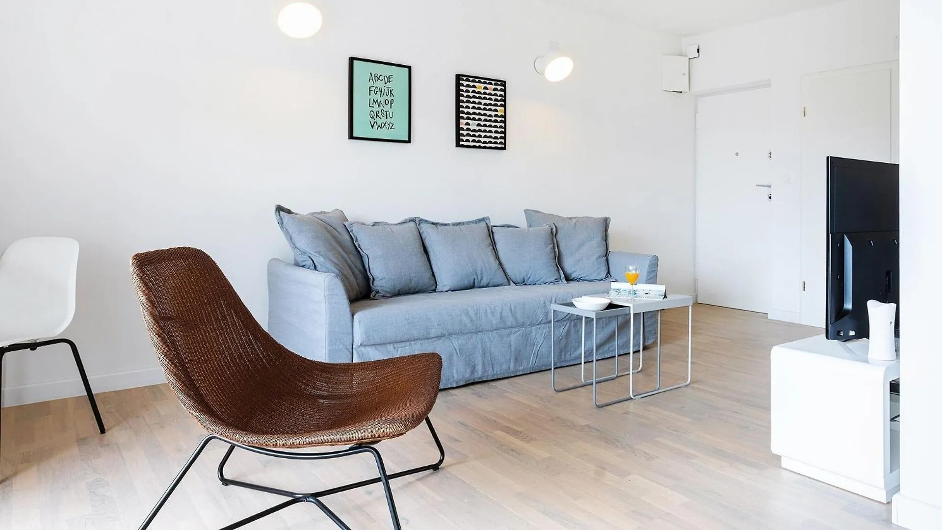 Apartment Black & White St - Comfort Two Bedroom Apartment With Balcony Split