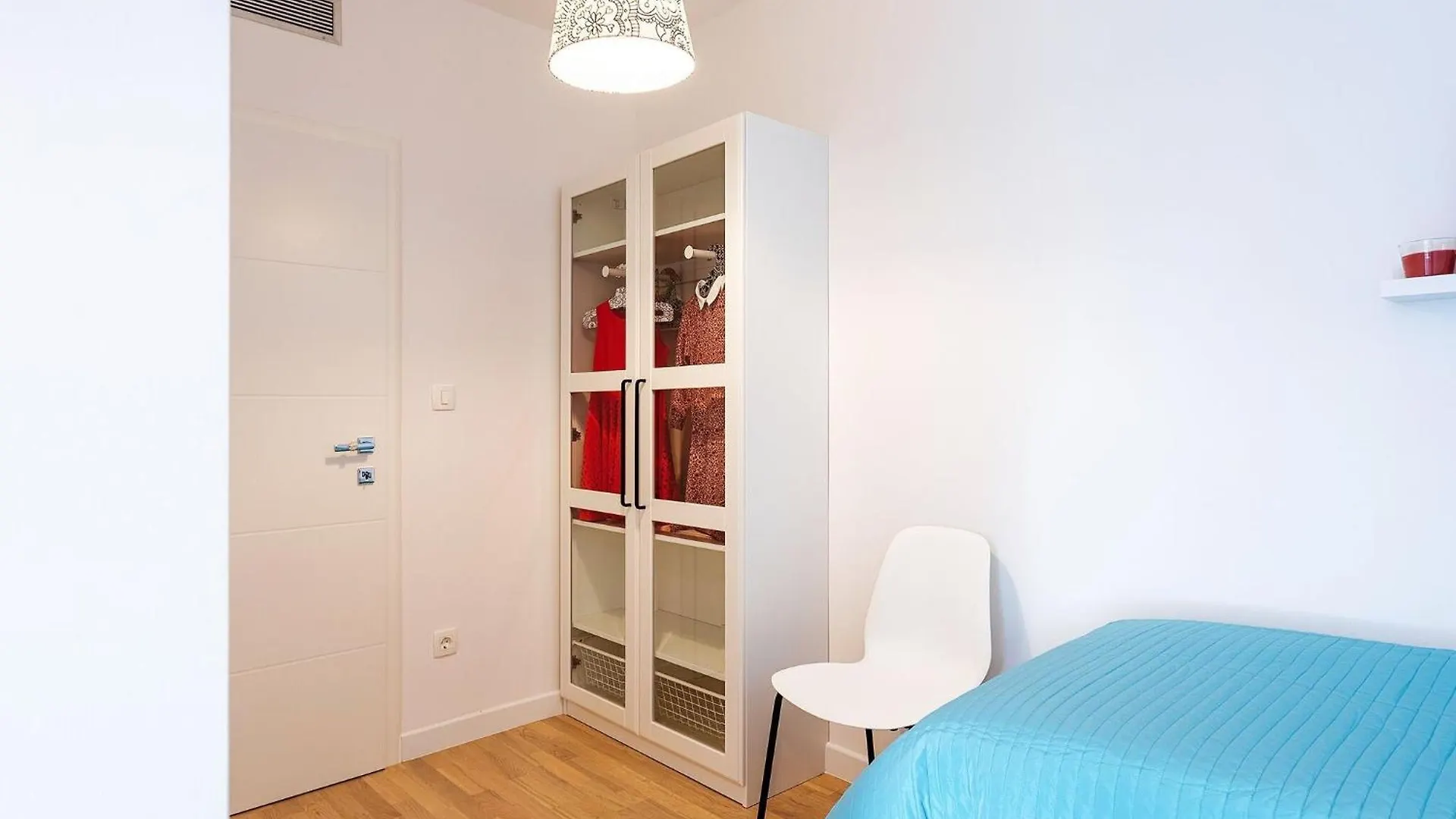 Apartment Black & White St - Comfort Two Bedroom Apartment With Balcony Split