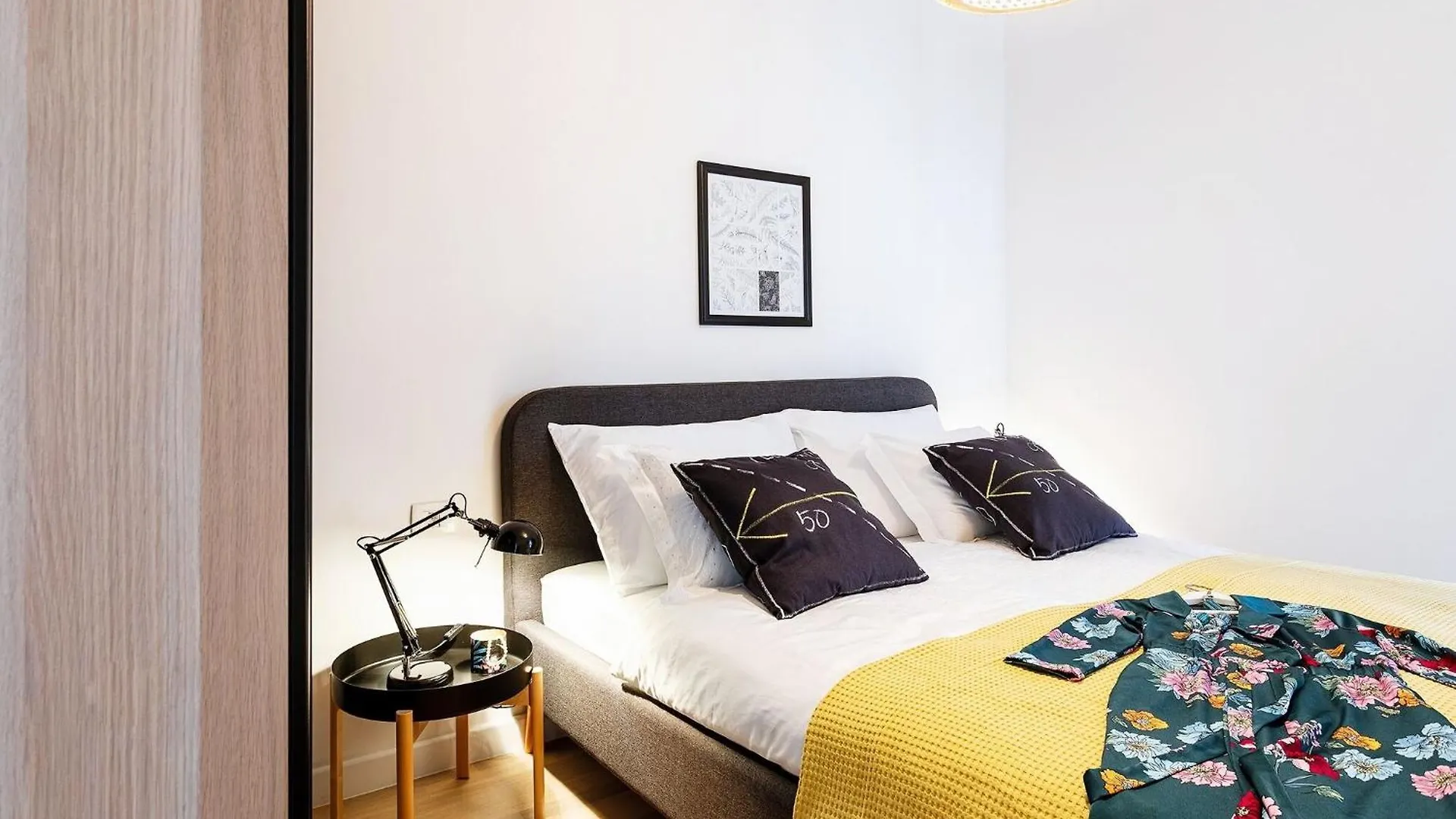 Apartment Black & White St - Comfort Two Bedroom Apartment With Balcony Split