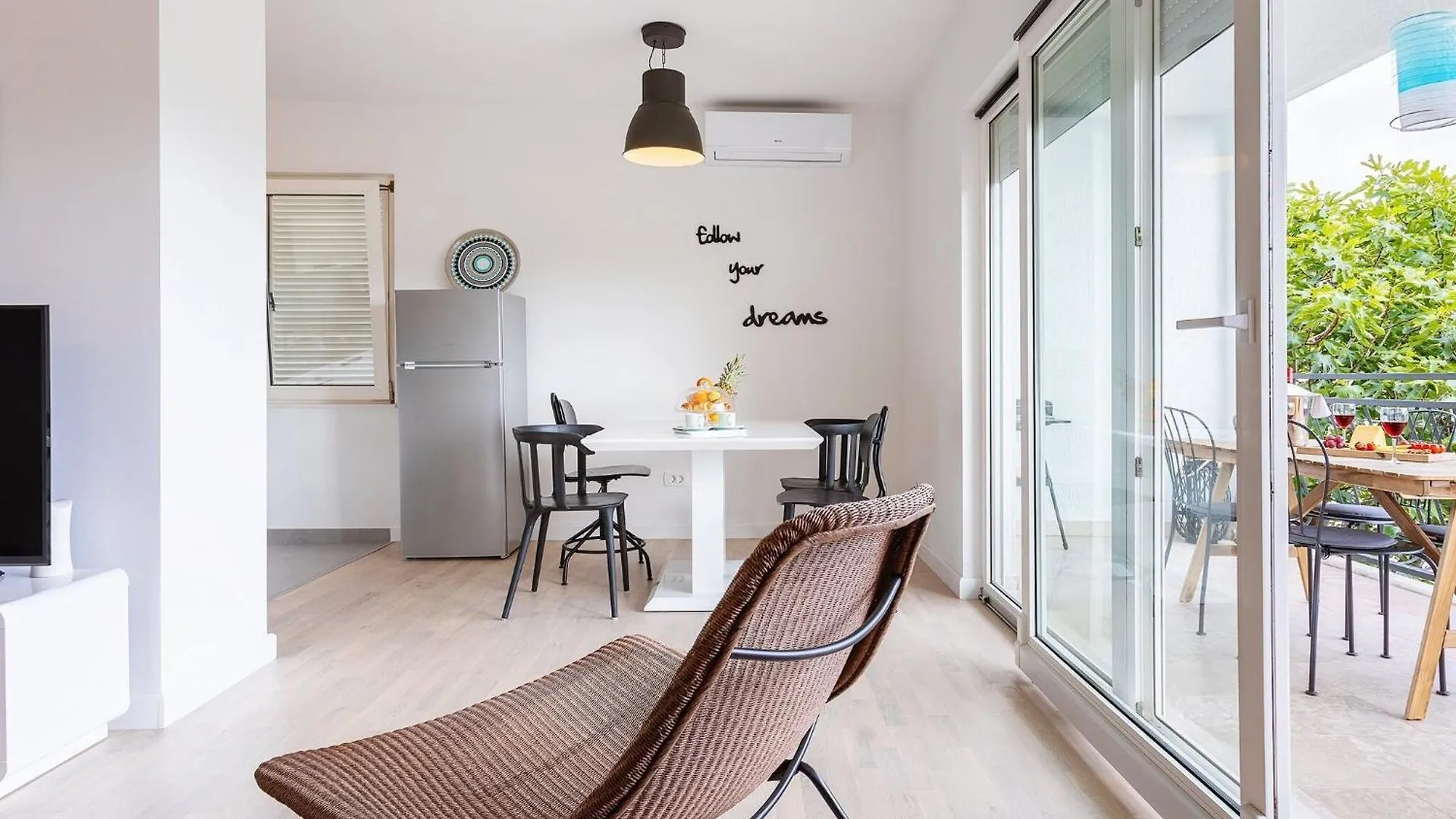 Apartment Black & White St - Comfort Two Bedroom Apartment With Balcony Split 0*,