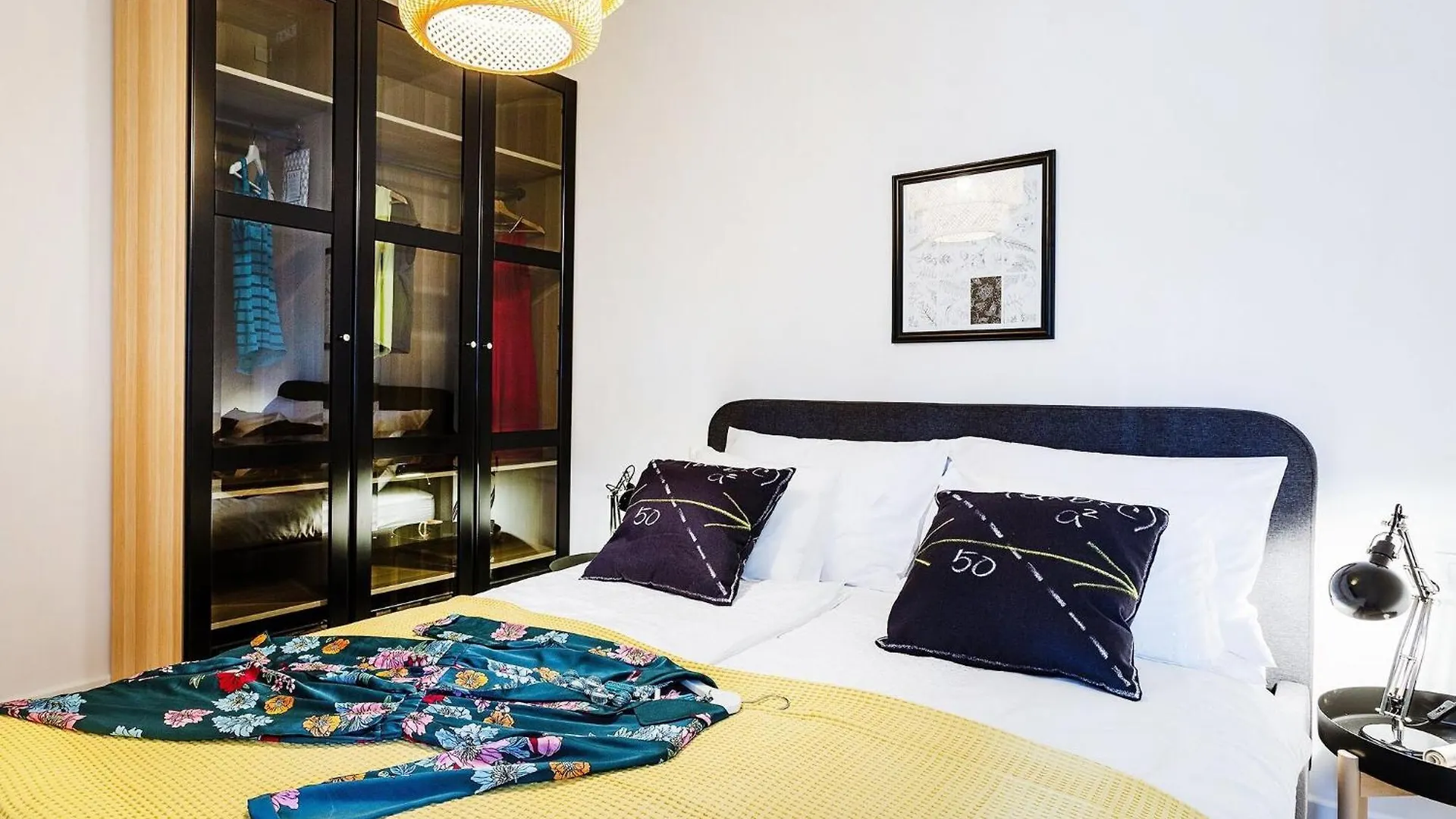 Apartment Black & White St - Comfort Two Bedroom Apartment With Balcony Split