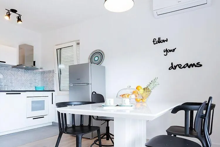 Apartment Black & White St - Comfort Two Bedroom Apartment With Balcony Split