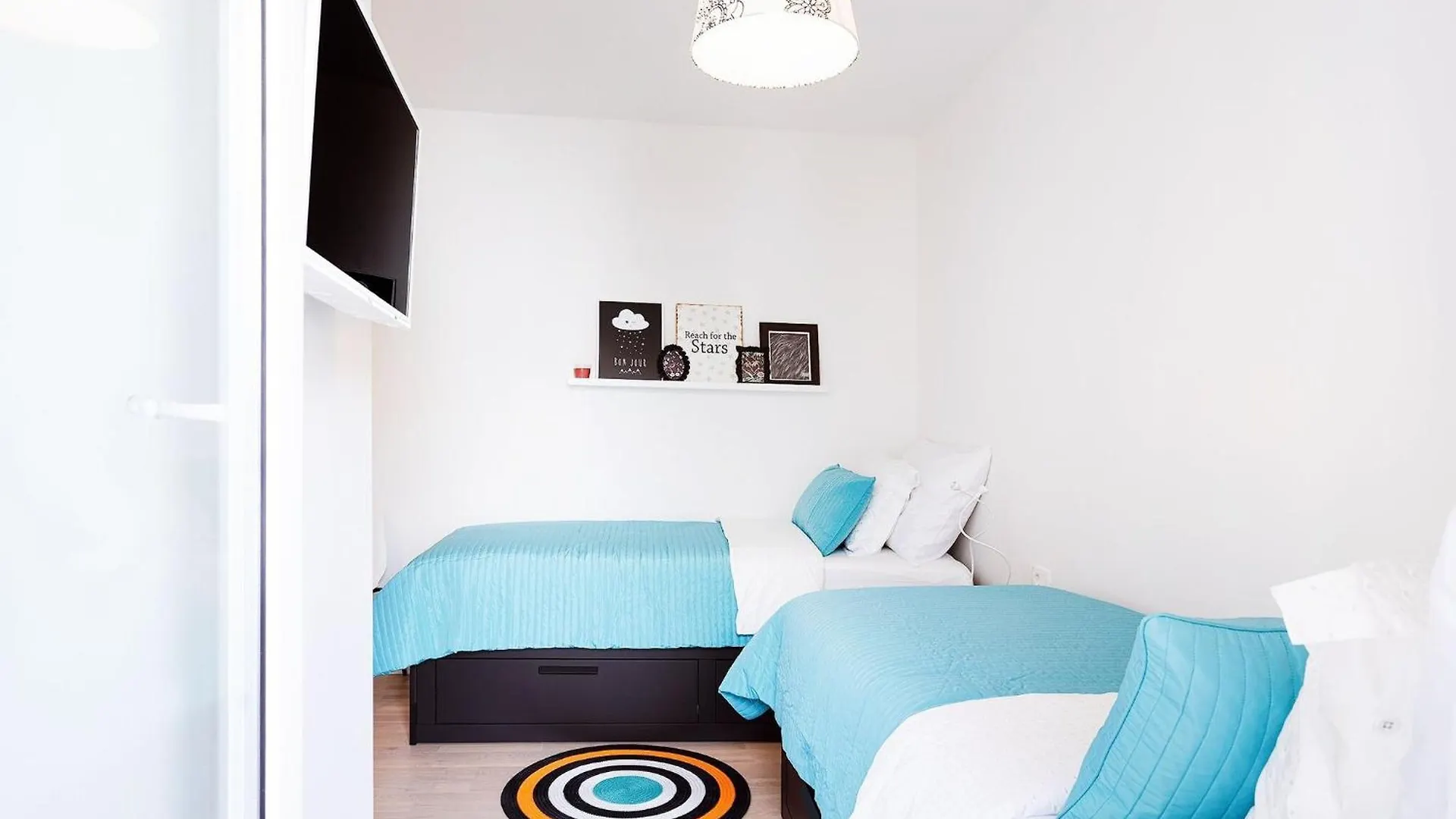 Apartment Black & White St - Comfort Two Bedroom Apartment With Balcony Split