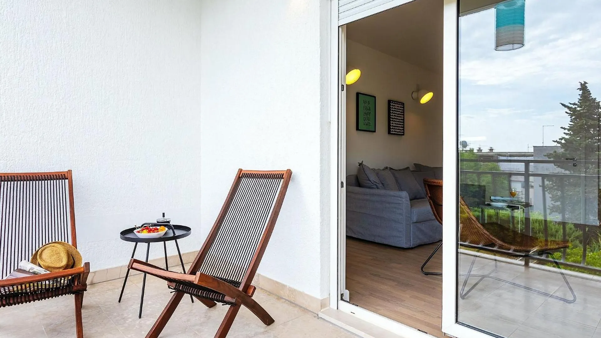 Apartment Black & White St - Comfort Two Bedroom Apartment With Balcony Split