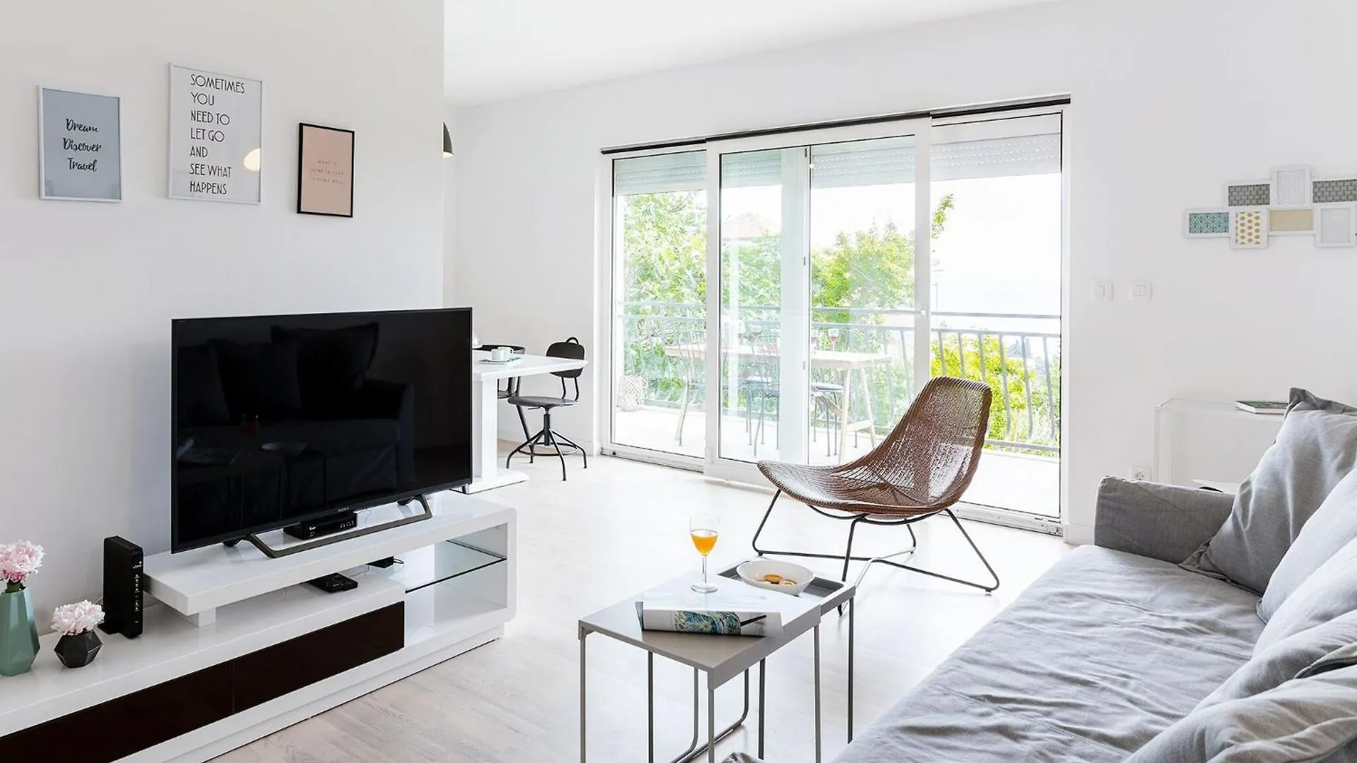 Apartment Black & White St - Comfort Two Bedroom Apartment With Balcony Split