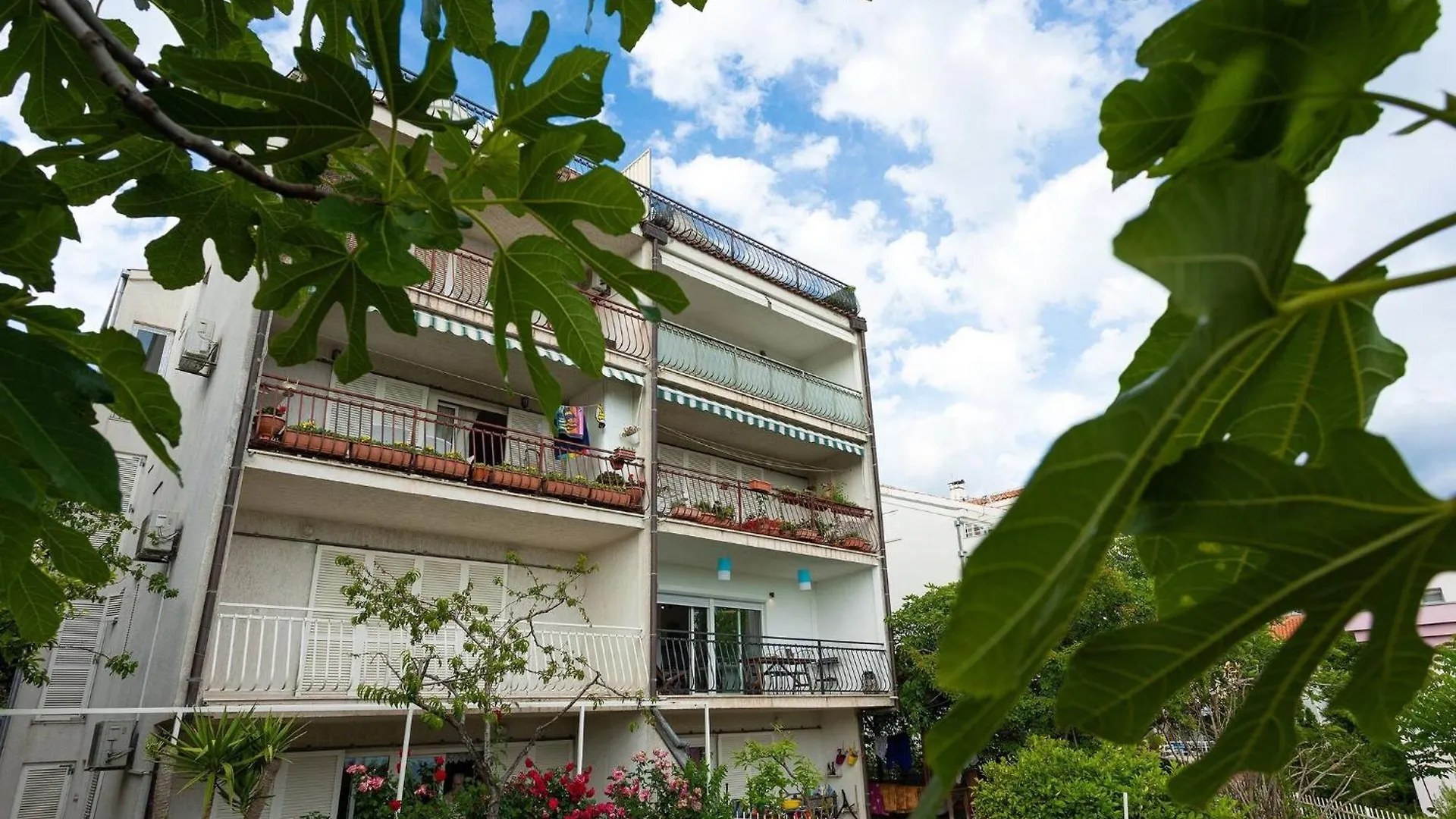 Apartment Black & White St - Comfort Two Bedroom Apartment With Balcony Split Croatia