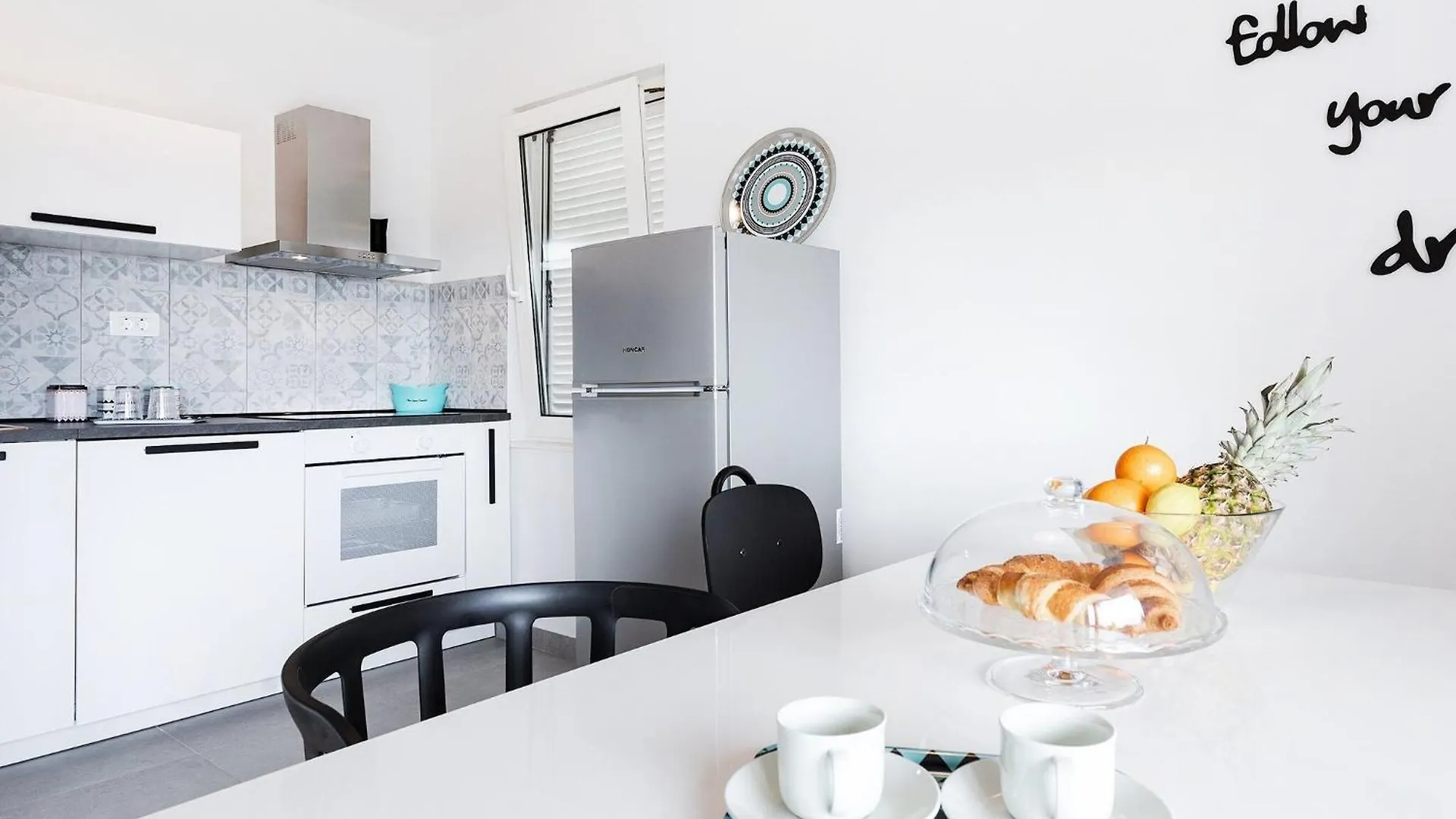 Apartment Black & White St - Comfort Two Bedroom Apartment With Balcony Split