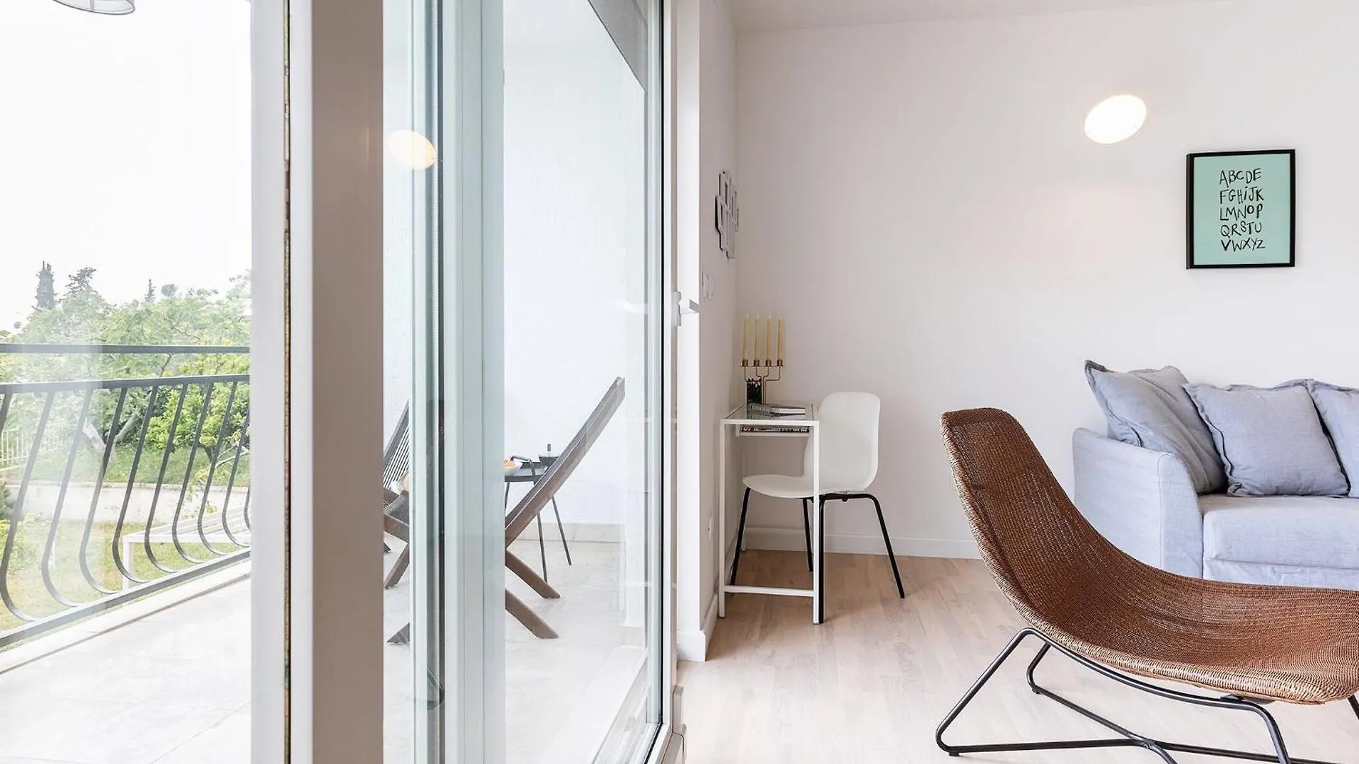 Apartment Black & White St - Comfort Two Bedroom Apartment With Balcony Split