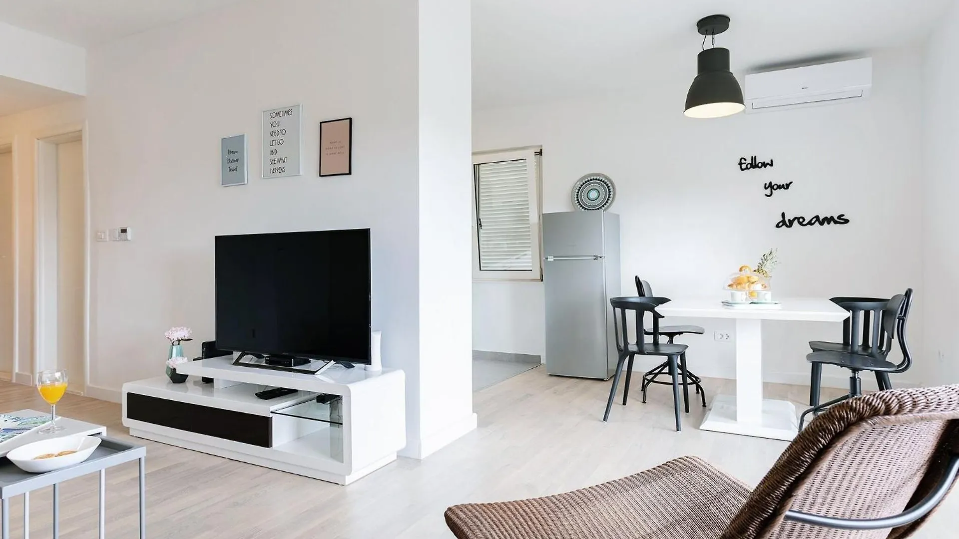 Apartment Black & White St - Comfort Two Bedroom Apartment With Balcony Split