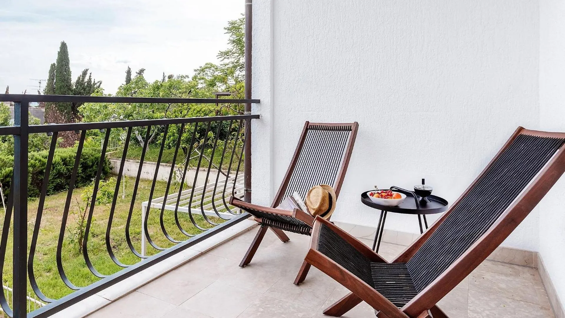 Apartment Black & White St - Comfort Two Bedroom Apartment With Balcony Split