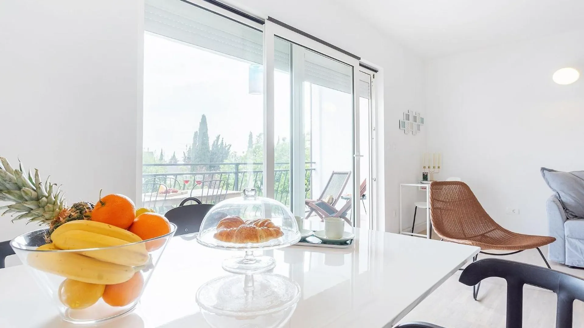 Apartment Black & White St - Comfort Two Bedroom Apartment With Balcony Split