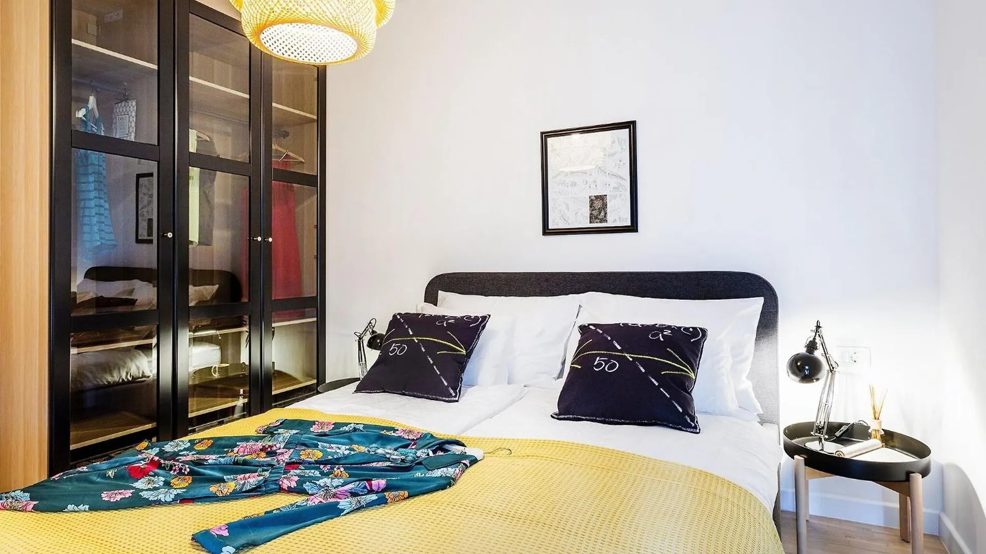 Apartment Black & White St - Comfort Two Bedroom Apartment With Balcony Split