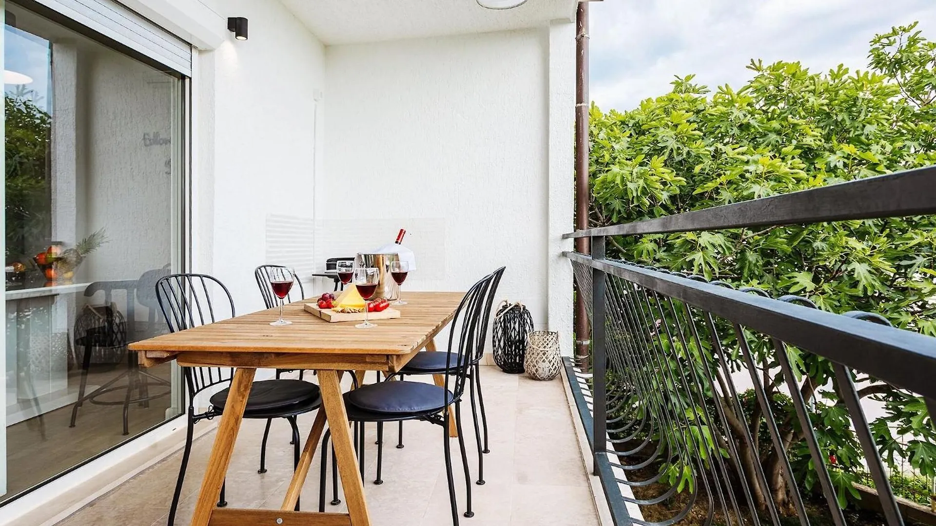 Apartment Black & White St - Comfort Two Bedroom Apartment With Balcony Split 0*,