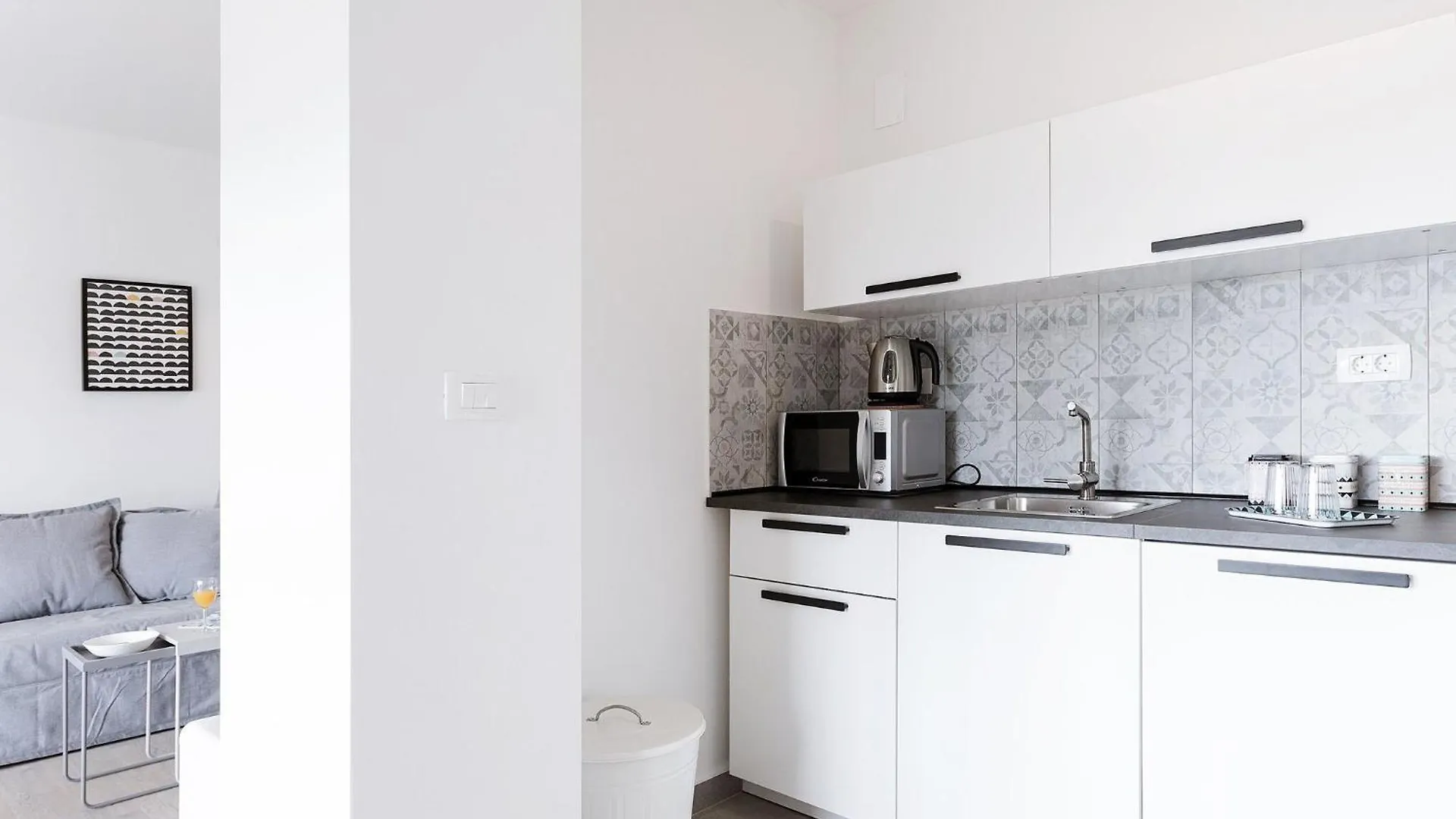 Apartment Black & White St - Comfort Two Bedroom Apartment With Balcony Split