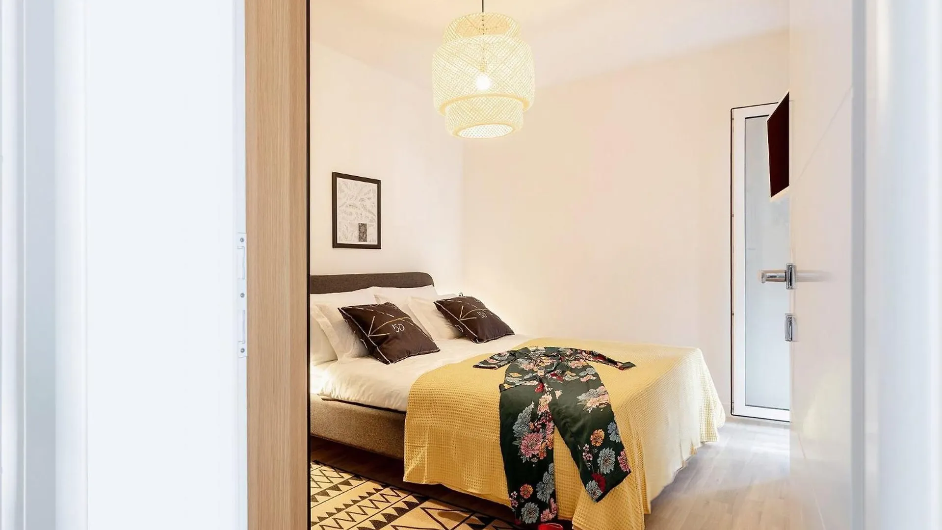 Apartment Black & White St - Comfort Two Bedroom Apartment With Balcony Split 0*,