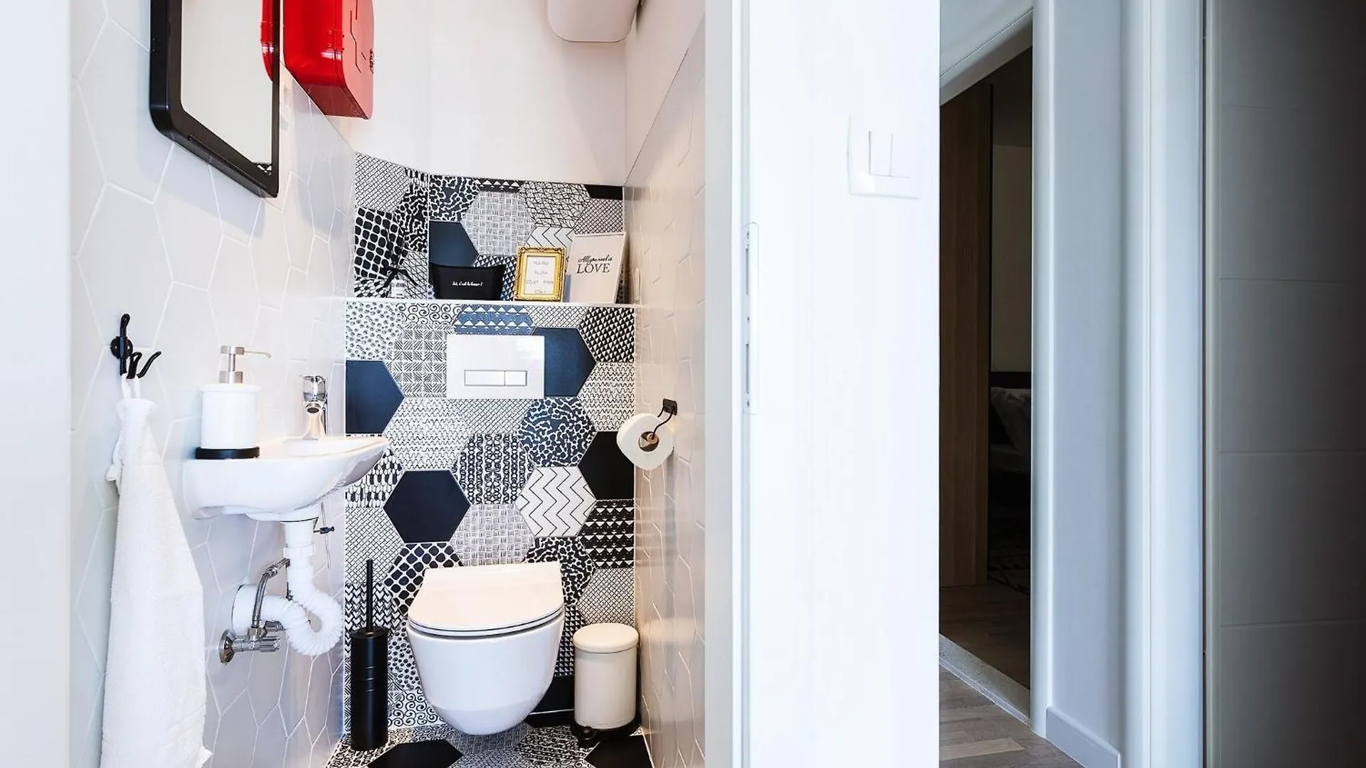 Apartment Black & White St - Comfort Two Bedroom Apartment With Balcony Split Croatia