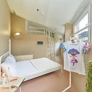  Albergue Design One